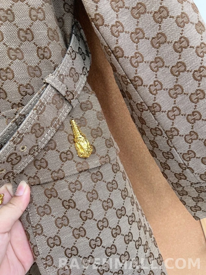 구찌 구찌 모노그램 자카드 벨티드 코트 상세 이미지