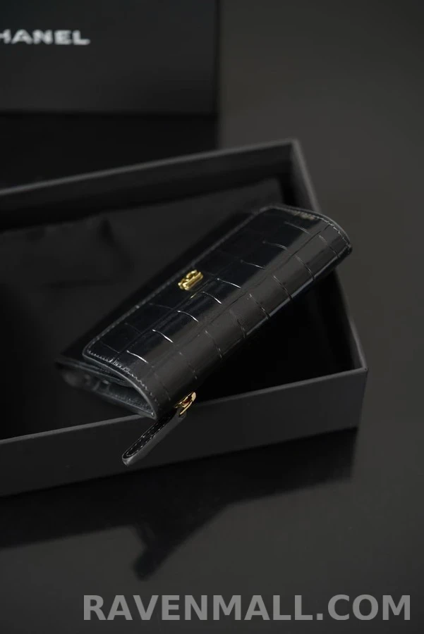 샤넬 샤넬 클래식 에메랄드 엠보스드 크로커다일 스몰 트라이폴드 플랩 지갑 상세 이미지
