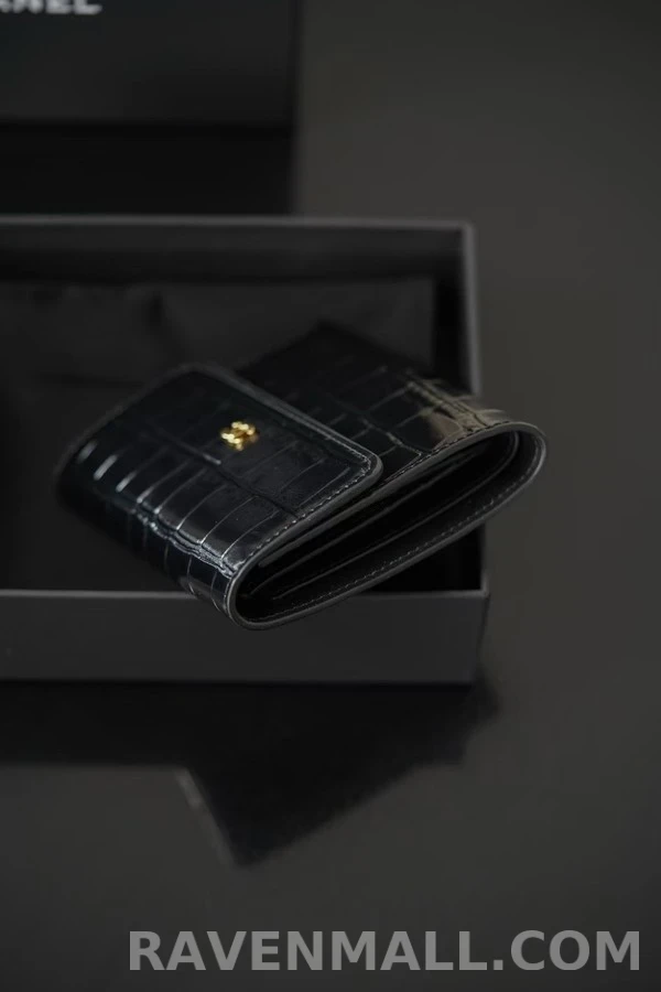 샤넬 샤넬 클래식 에메랄드 엠보스드 크로커다일 스몰 트라이폴드 플랩 지갑 상세 이미지
