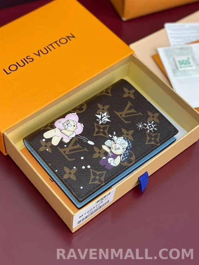 루이비통 루이비통 비비엔 LV Xmas 패스포트 커버 모노그램 상세 이미지