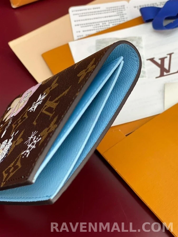루이비통 루이비통 비비엔 LV Xmas 패스포트 커버 모노그램 상세 이미지