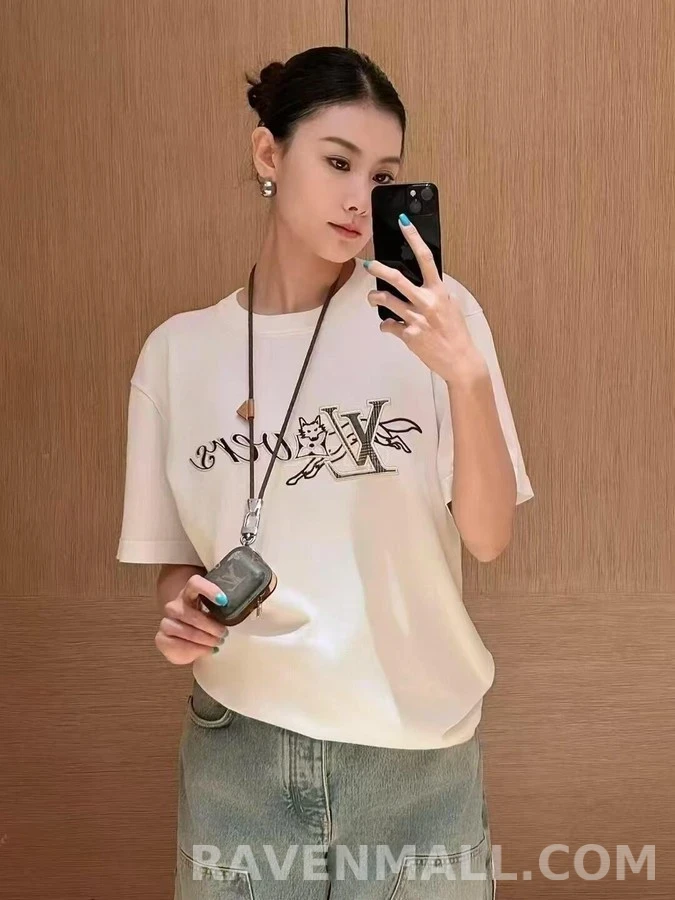 루이비통 루이비통 튠 모노그램 이어폰 케이스 상세 이미지