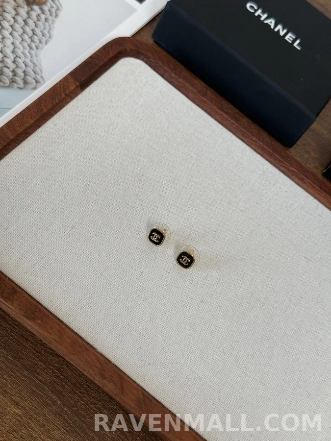 샤넬 샤넬 에나멜 더블 C 스터드 귀걸이 상세 이미지