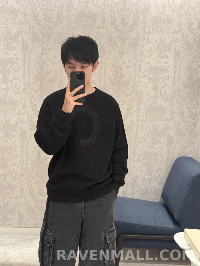 디올 디올 메달리온 로고 자수 맨투맨 상세 이미지