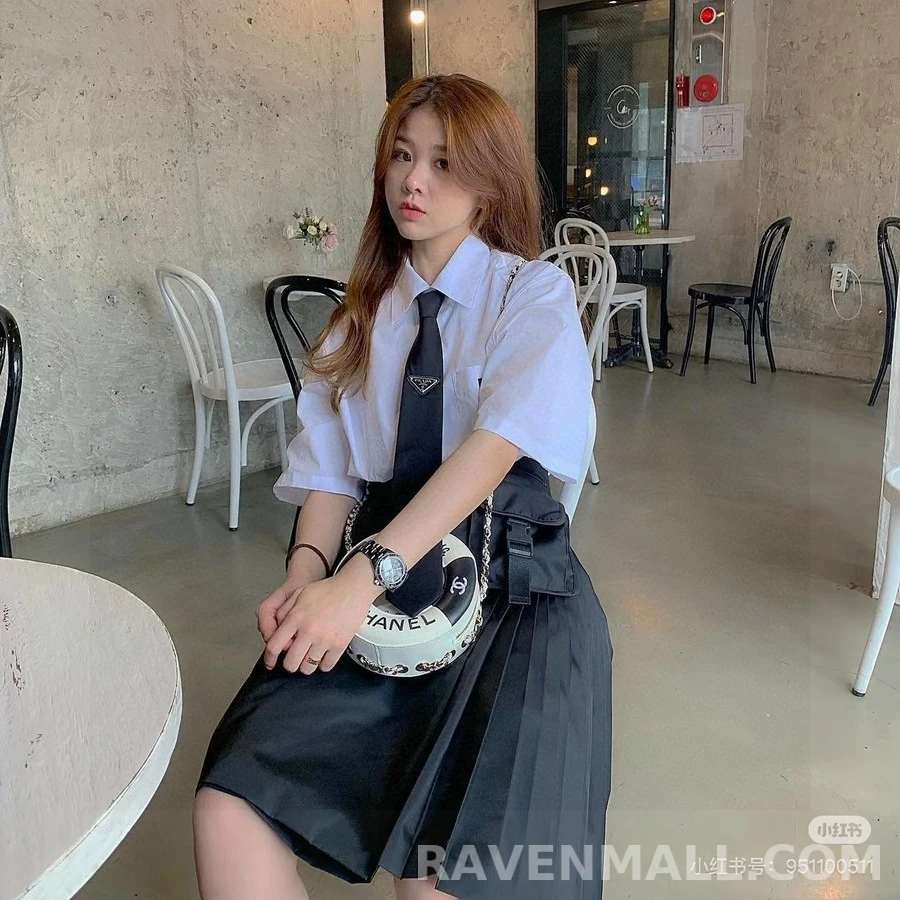 프라다 프라다 삼각 로고 넥타이 상세 이미지