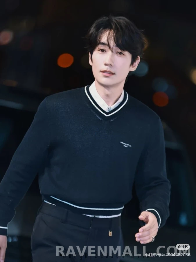 루이비통 루이비통 레터링 배색 V넥 니트 스웨터 상세 이미지