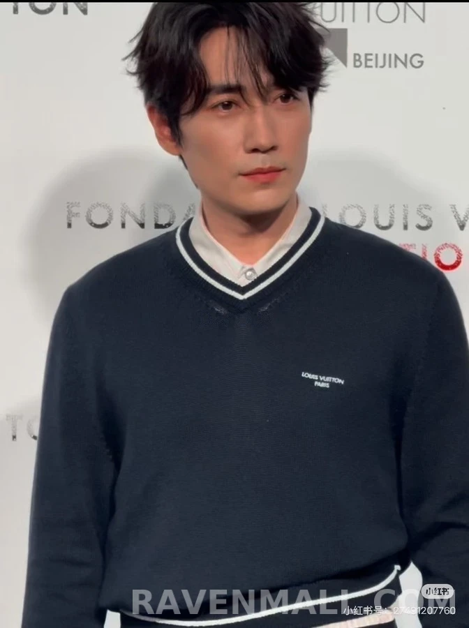 루이비통 루이비통 레터링 배색 V넥 니트 스웨터 상세 이미지