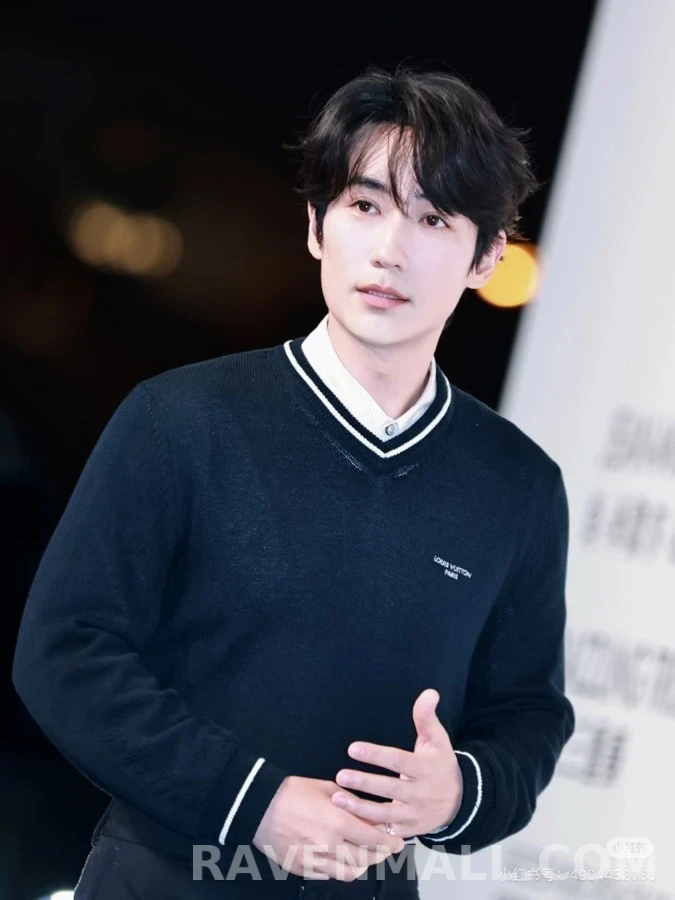 루이비통 루이비통 레터링 배색 V넥 니트 스웨터 상세 이미지