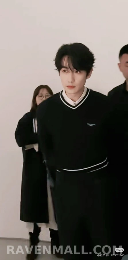 루이비통 루이비통 레터링 배색 V넥 니트 스웨터 상세 이미지