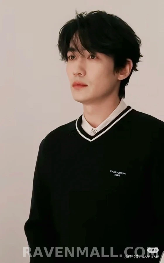 루이비통 루이비통 레터링 배색 V넥 니트 스웨터 상세 이미지