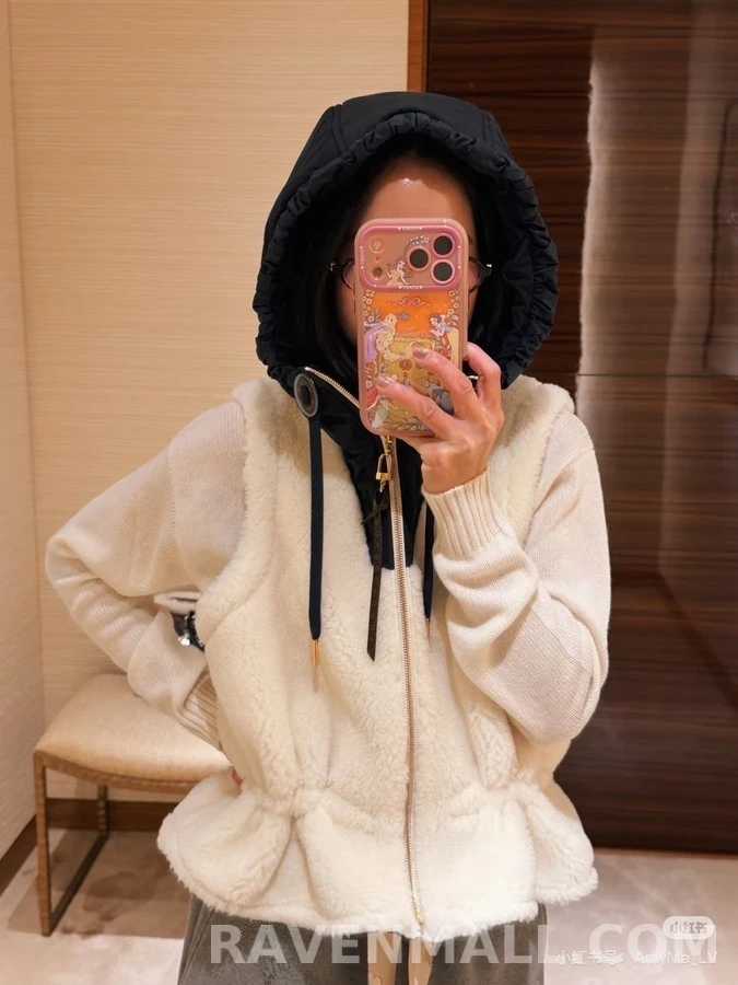 루이비통 루이비통 로고 플리스 후드 베스트 상세 이미지