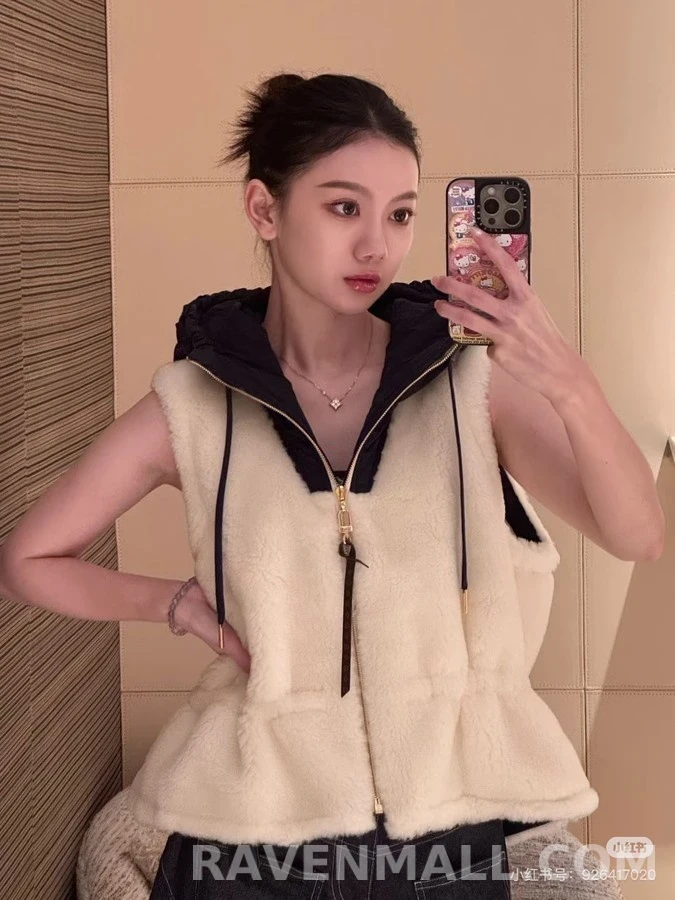 루이비통 루이비통 로고 플리스 후드 베스트 상세 이미지