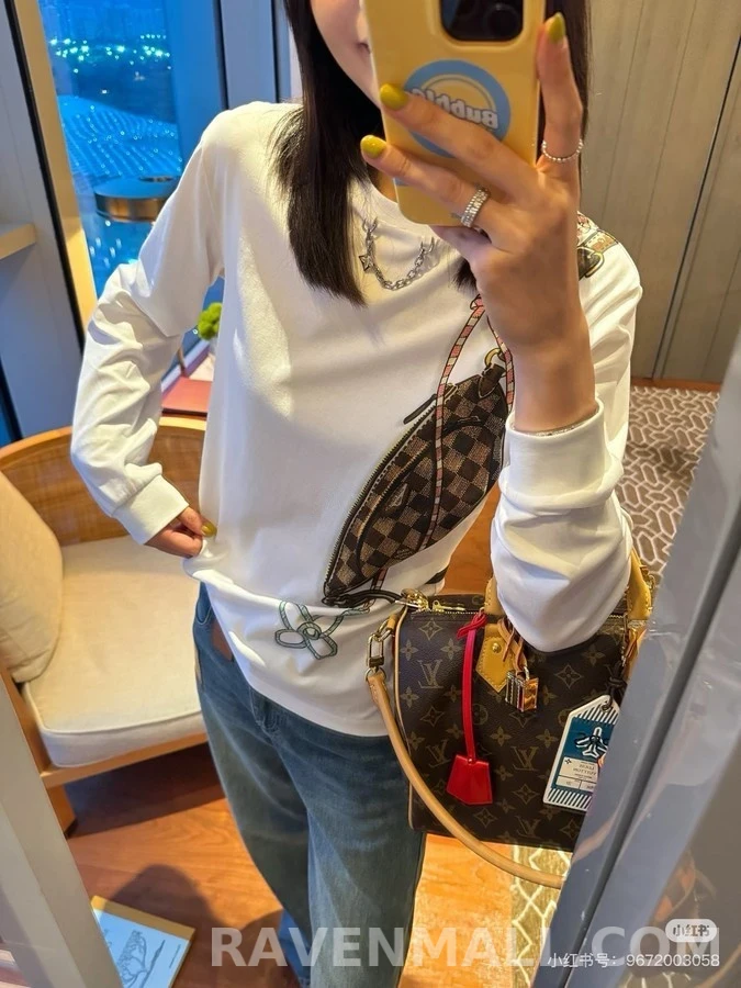 루이비통 루이비통 모노그램 웨이스트백 프린트 긴팔 티셔츠 상세 이미지