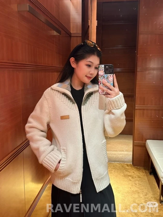 루이비통 루이비통 배색 카라 등판 엠보싱 레터링 진주 지퍼 자켓 상세 이미지