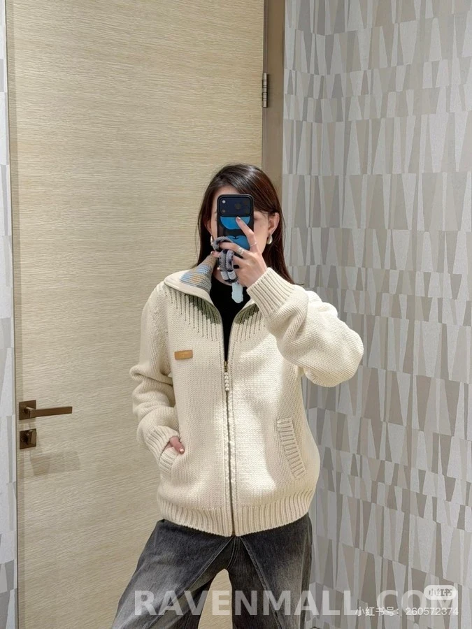 루이비통 루이비통 배색 카라 등판 엠보싱 레터링 진주 지퍼 자켓 상세 이미지