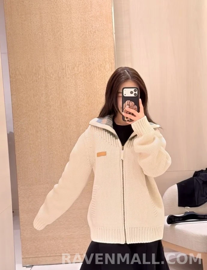 루이비통 루이비통 배색 카라 등판 엠보싱 레터링 진주 지퍼 자켓 상세 이미지
