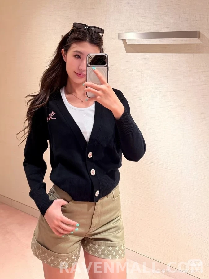 루이비통 루이비통 버튼 레터링 V넥 가디건 상세 이미지