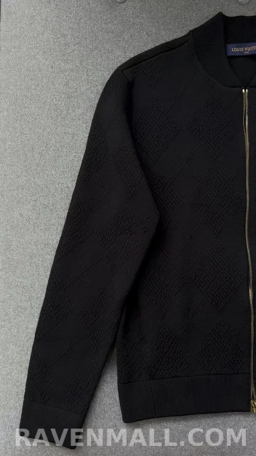 루이비통 루이비통 부드럽고 도톰한 양모 혼방 입체 벨티드 니트 재킷 상세 이미지
