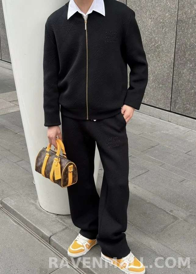 루이비통 루이비통 부드럽고 도톰한 양모 혼방 입체 벨티드 니트 재킷 상세 이미지