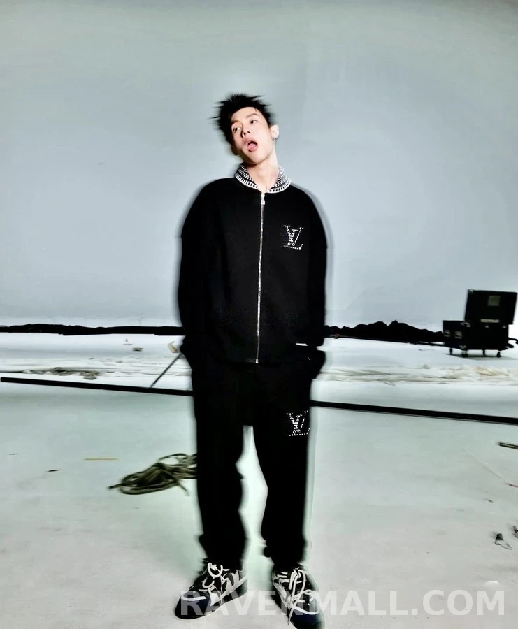 루이비통 루이비통 자수 로고 사이드 스트라이프 팬츠 상세 이미지