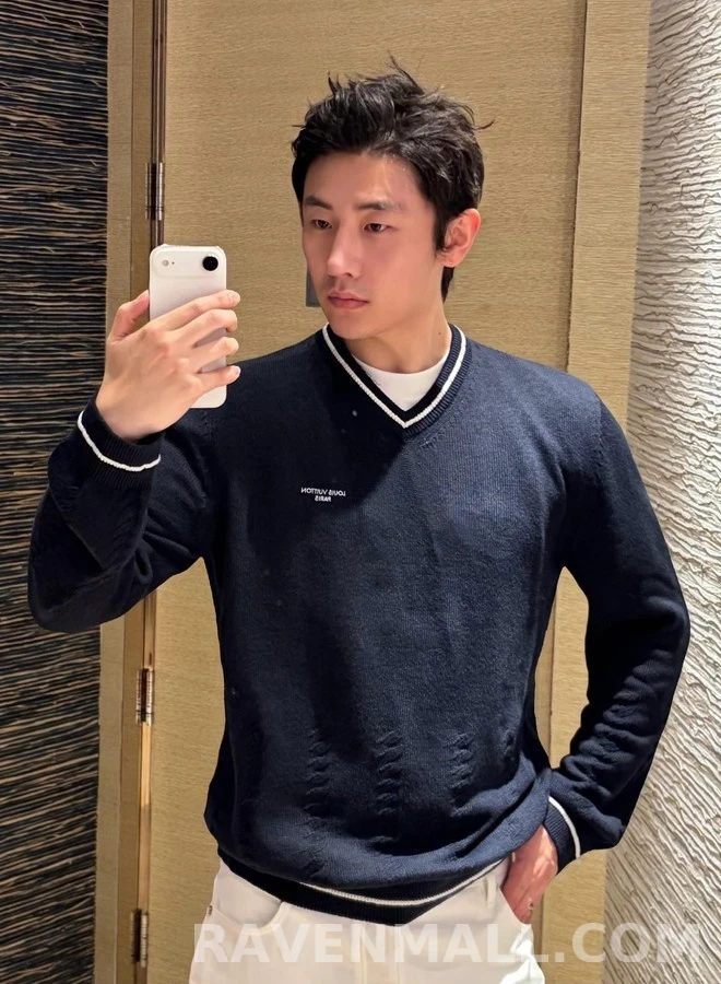 루이비통 루이비통 자수 V넥 스웨터 상세 이미지