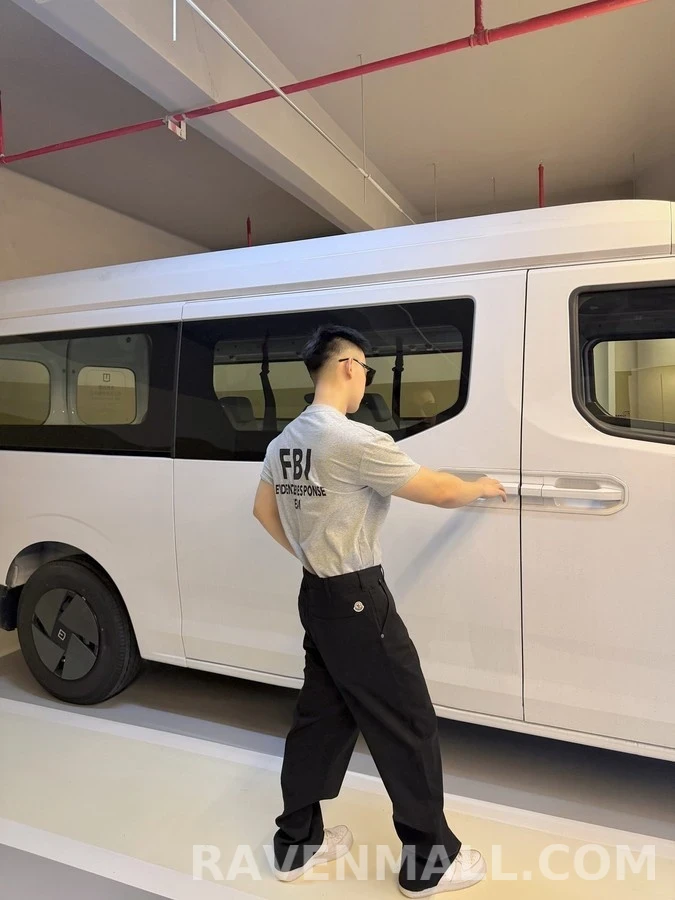 몽클레어 몽클레어 로고 지퍼 포켓 팬츠 상세 이미지