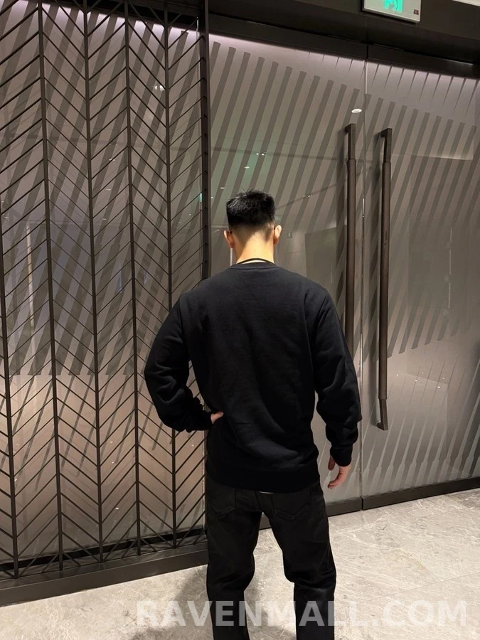 몽클레어 몽클레어 엠보 로고 포켓 맨투맨 상세 이미지