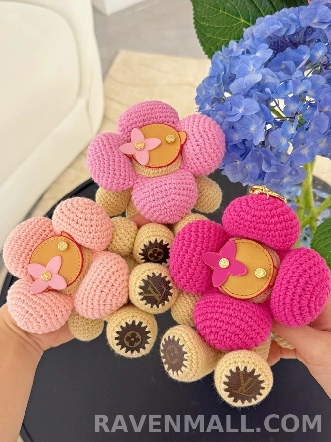 루이비통 루이비통 비비엔 태양꽃 니트 키링 상세 이미지
