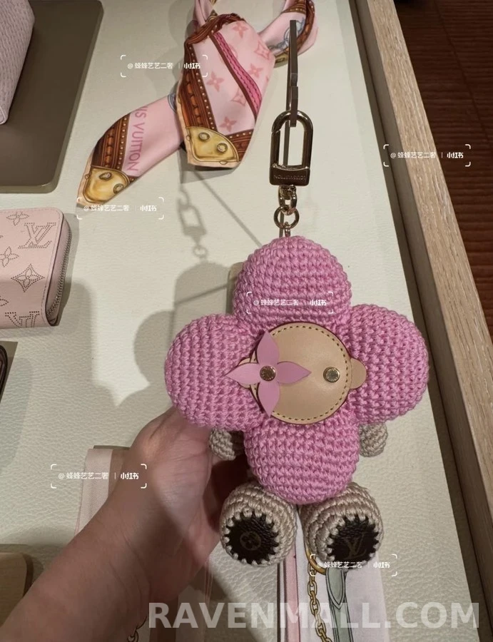 루이비통 루이비통 비비엔 태양꽃 니트 키링 상세 이미지