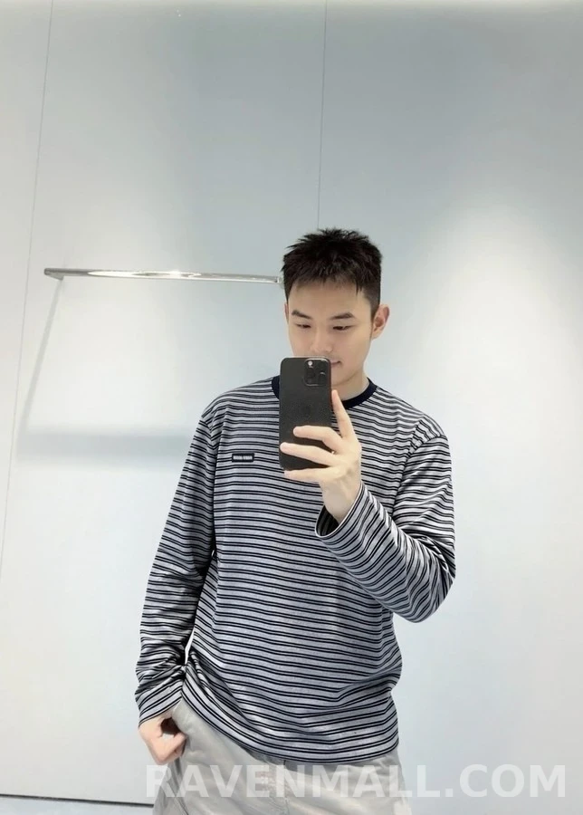 미우미우 미우미우 스트라이프 로고 패치 긴팔 티셔츠 상세 이미지