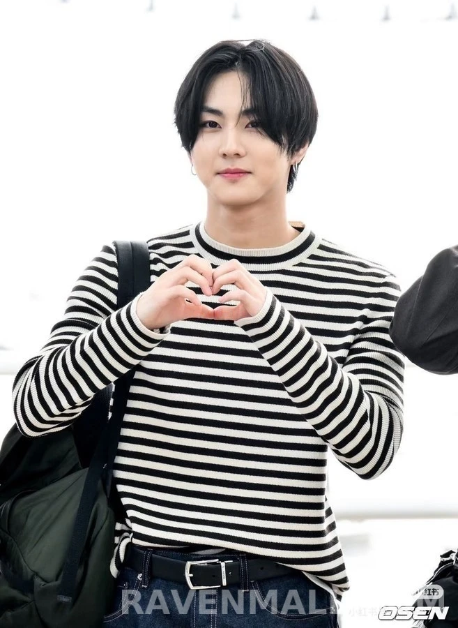 프라다 프라다 스트라이프 자수 라운드넥 니트 상세 이미지