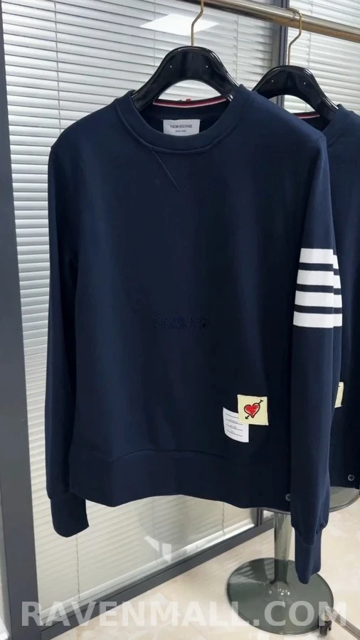 톰브라운 톰브라운 스트라이프 하트 패치 맨투맨 상세 이미지