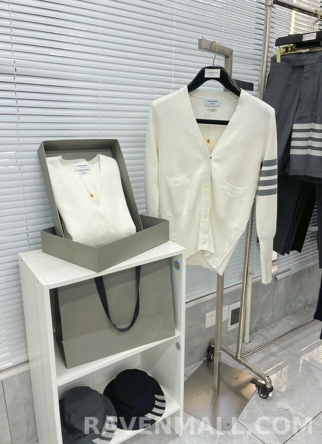 톰브라운 톰브라운 시그니처 스트라이프 니트 가디건 상세 이미지