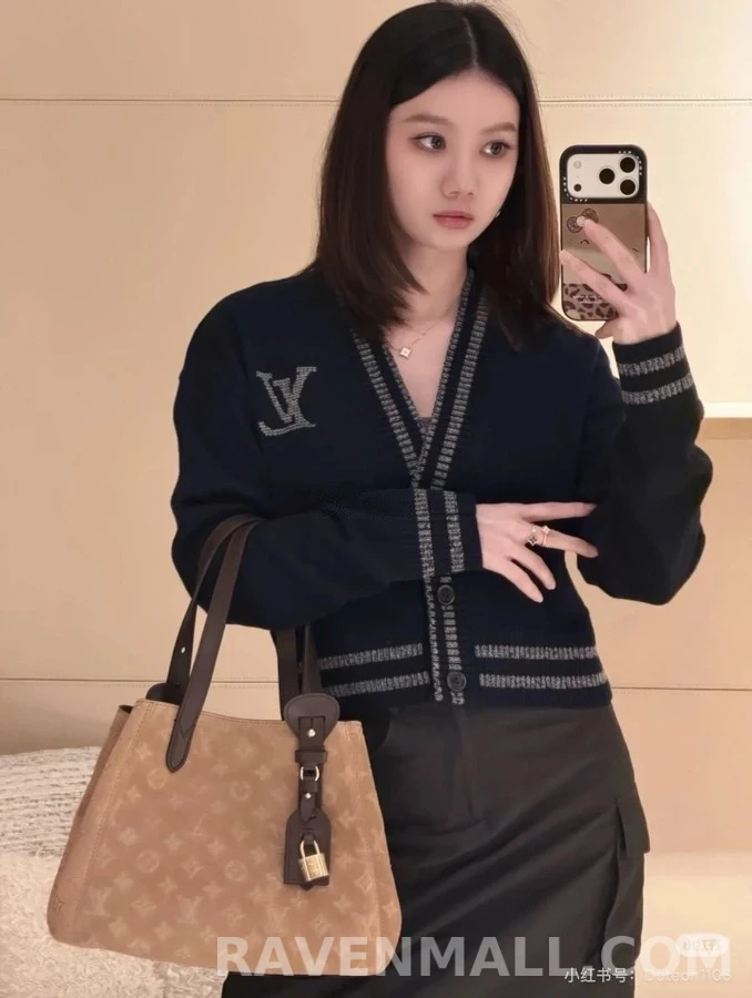 루이비통 루이비통 로고 스트라이프 V넥 가디건 상세 이미지