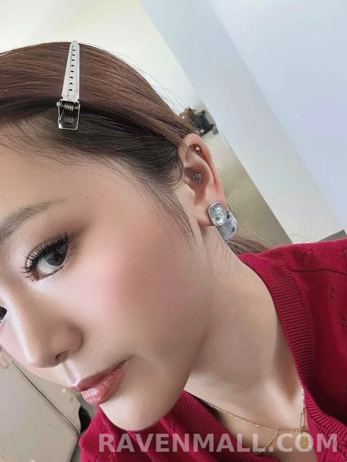 샤넬 샤넬 투명 로고 스퀘어 스터드 귀걸이 상세 이미지