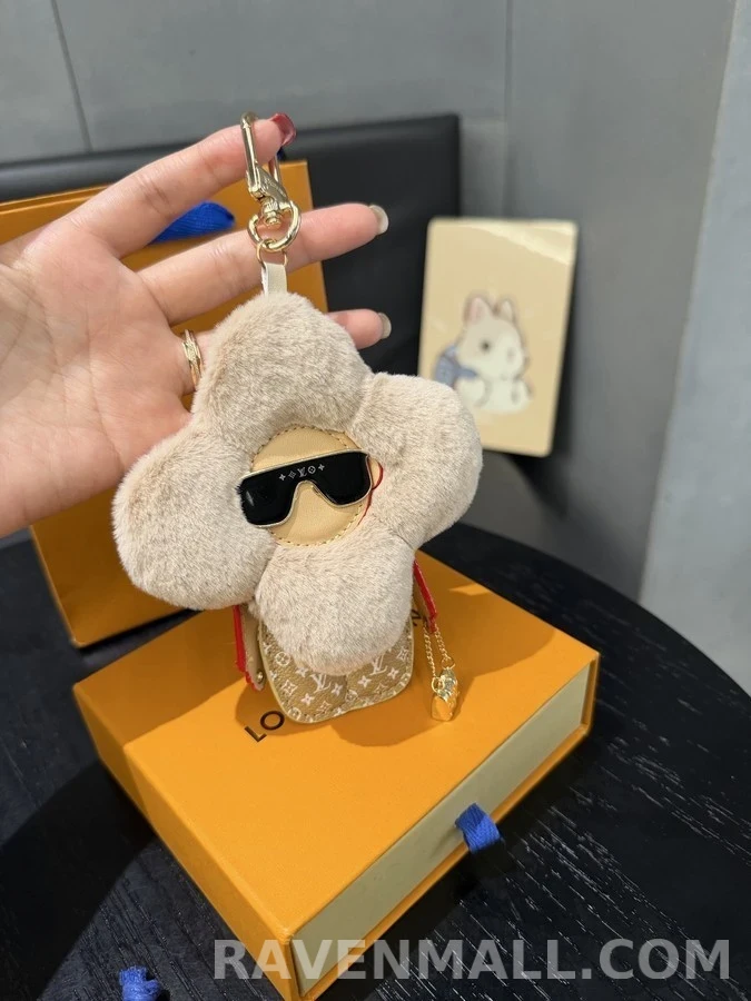 루이비통 루이비통 선글라스 비비엔 퍼 키링 상세 이미지
