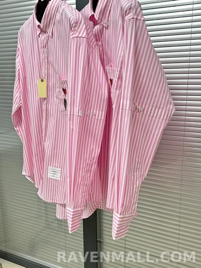 톰브라운 톰브라운 하트 독 자수 스트라이프 셔츠 상세 이미지