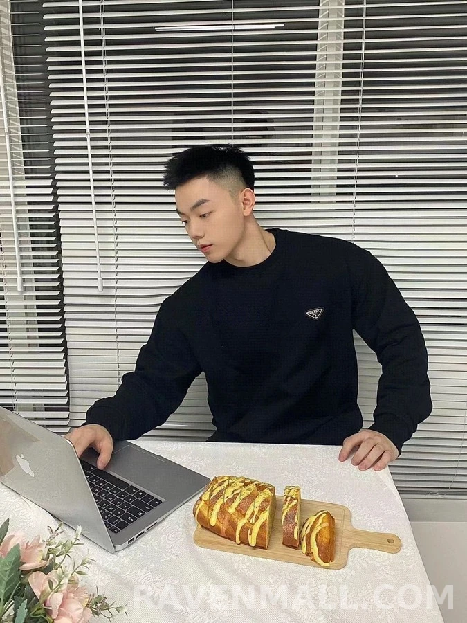 프라다 프라다 로고 나일론 패치 맨투맨 상세 이미지