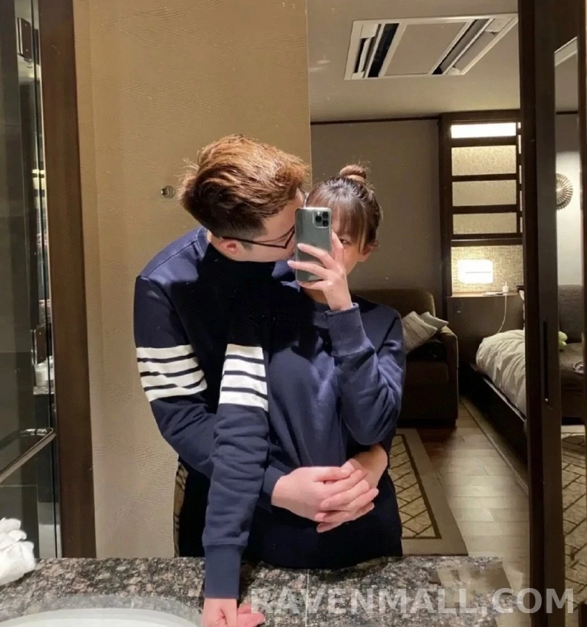 톰브라운 톰브라운 삼선 스트라이프 맨투맨 상세 이미지