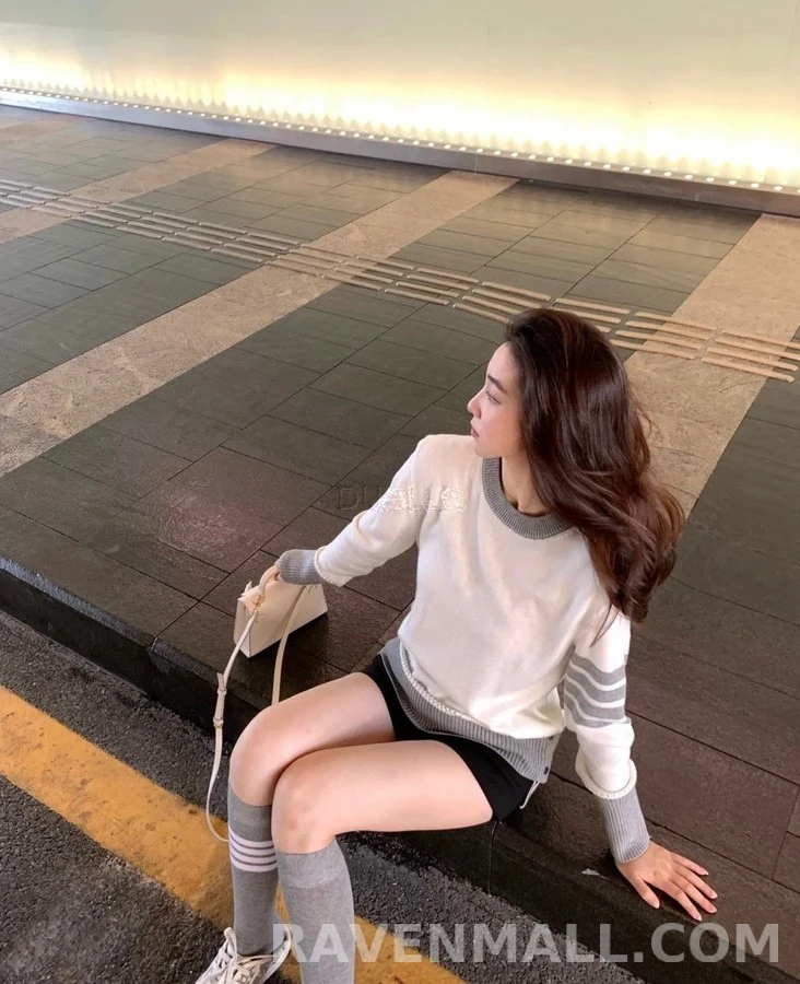 톰브라운 톰브라운 삼선 라운드넥 니트 상세 이미지