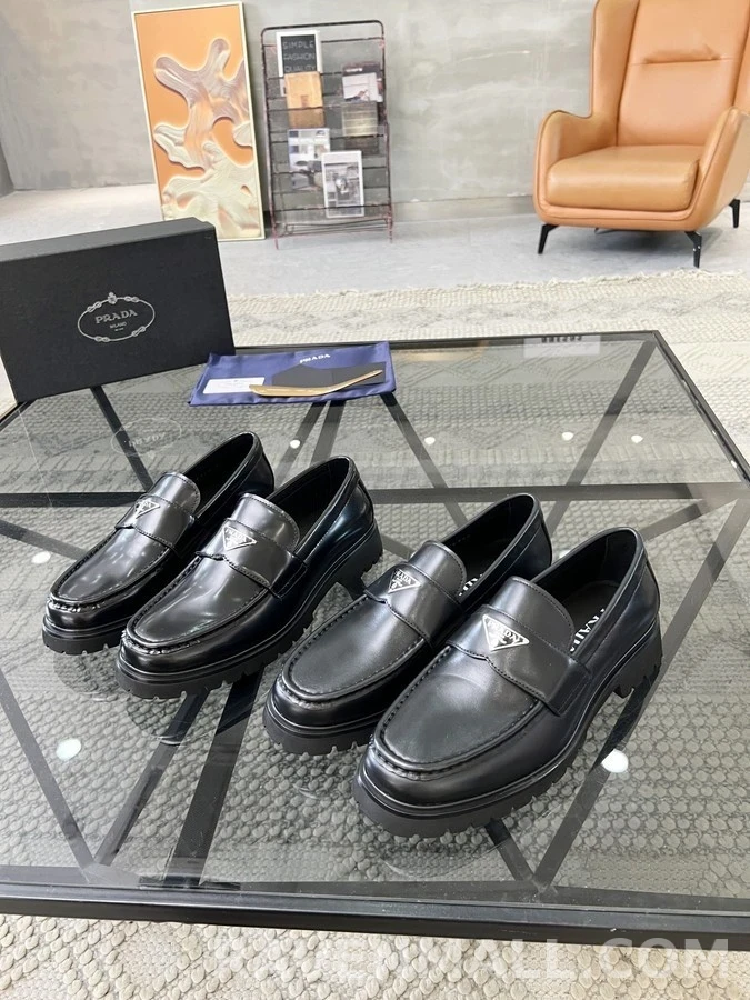프라다 프라다 로그솔 로고 로퍼 상세 이미지