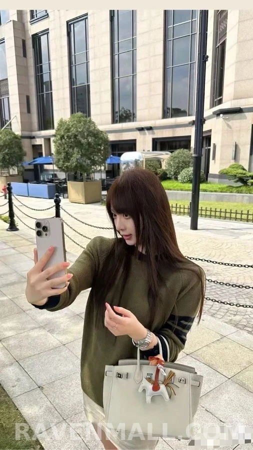 톰브라운 톰브라운 슬리브 스트라이프 니트 상세 이미지