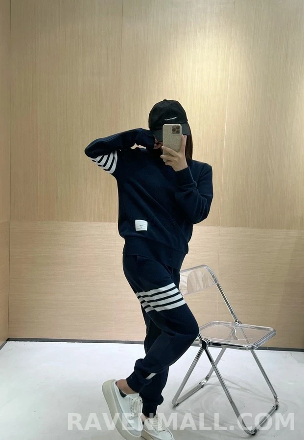 톰브라운 톰브라운 스트라이프 맨투맨 상세 이미지