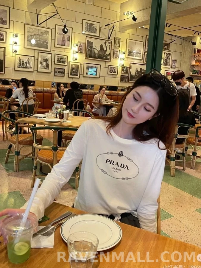 프라다 프라다 오벌 로고 긴팔 티셔츠 상세 이미지