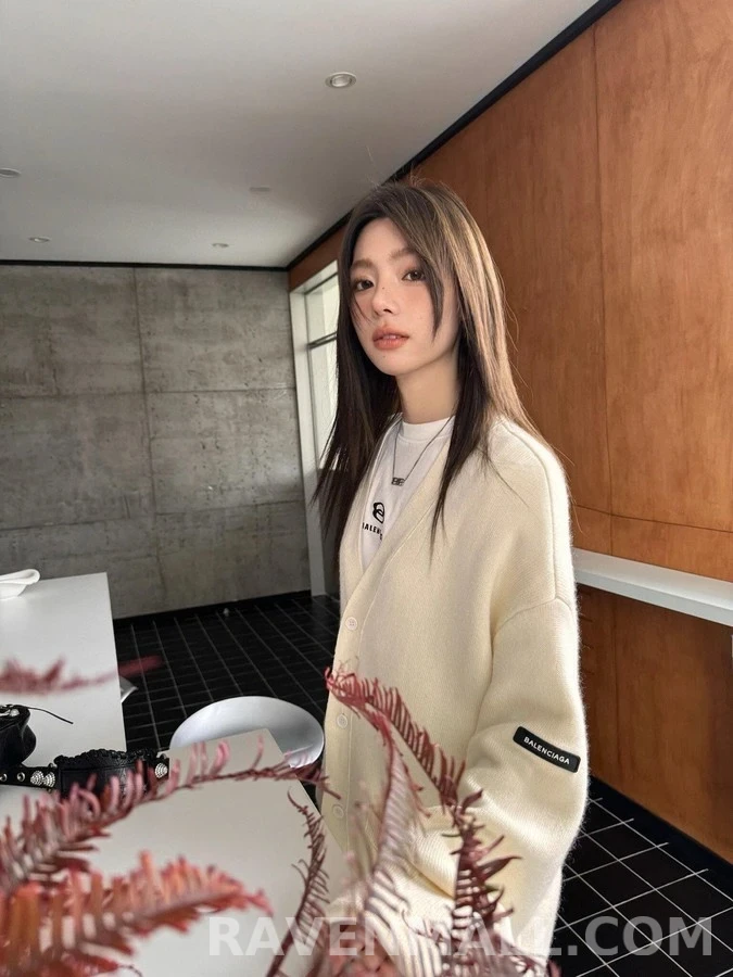 발렌시아가 발렌시아가 소매 라벨 브이넥 가디건 상세 이미지