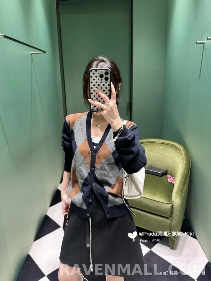 프라다 프라다 배색 아가일 V넥 가디건 상세 이미지