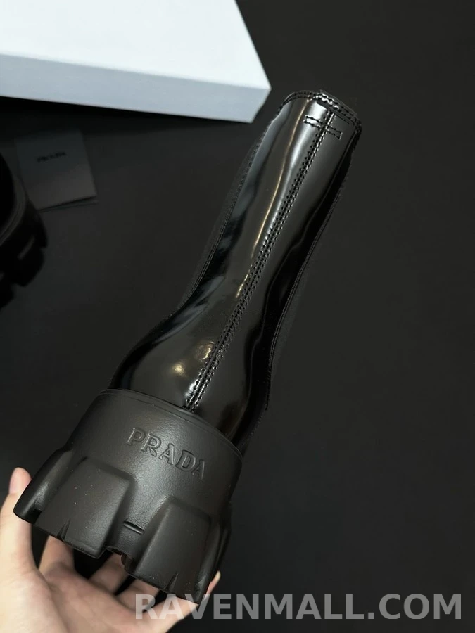 프라다 프라다 트라이앵글 로고 러그 솔 첼시 부츠 상세 이미지