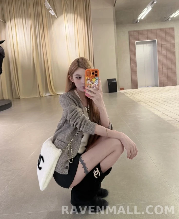 샤넬 샤넬 진주 로고 스웨이드 부츠 상세 이미지