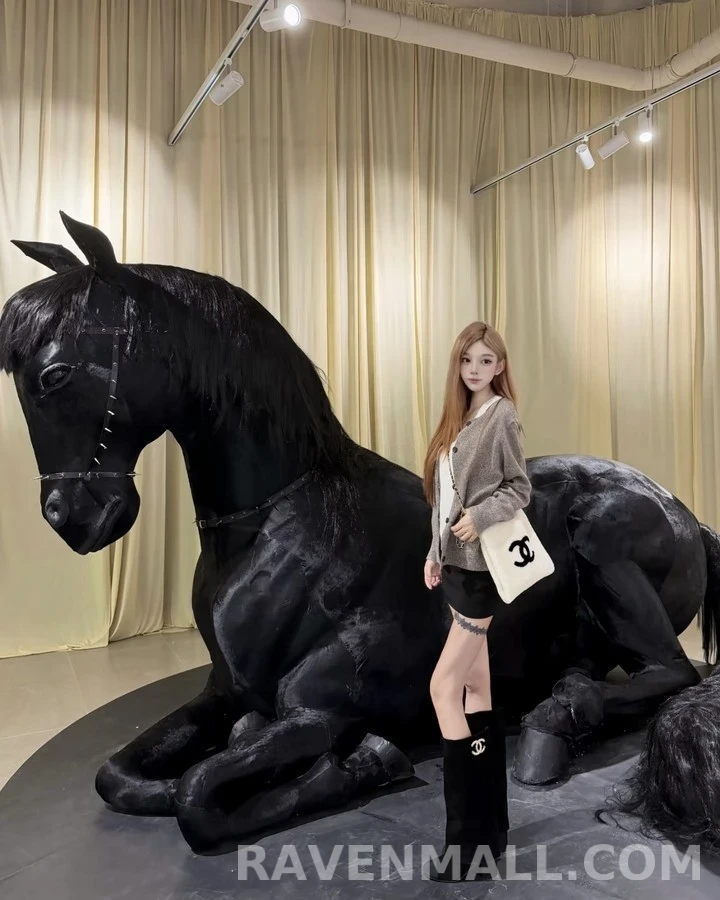 샤넬 샤넬 진주 로고 스웨이드 부츠 상세 이미지