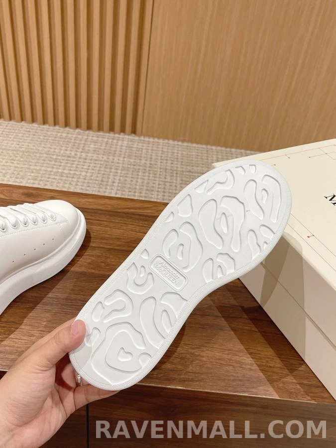 알렉산더 맥퀸 알렉산더 맥퀸 클래식 오버솔 탭 스니커즈 상세 이미지